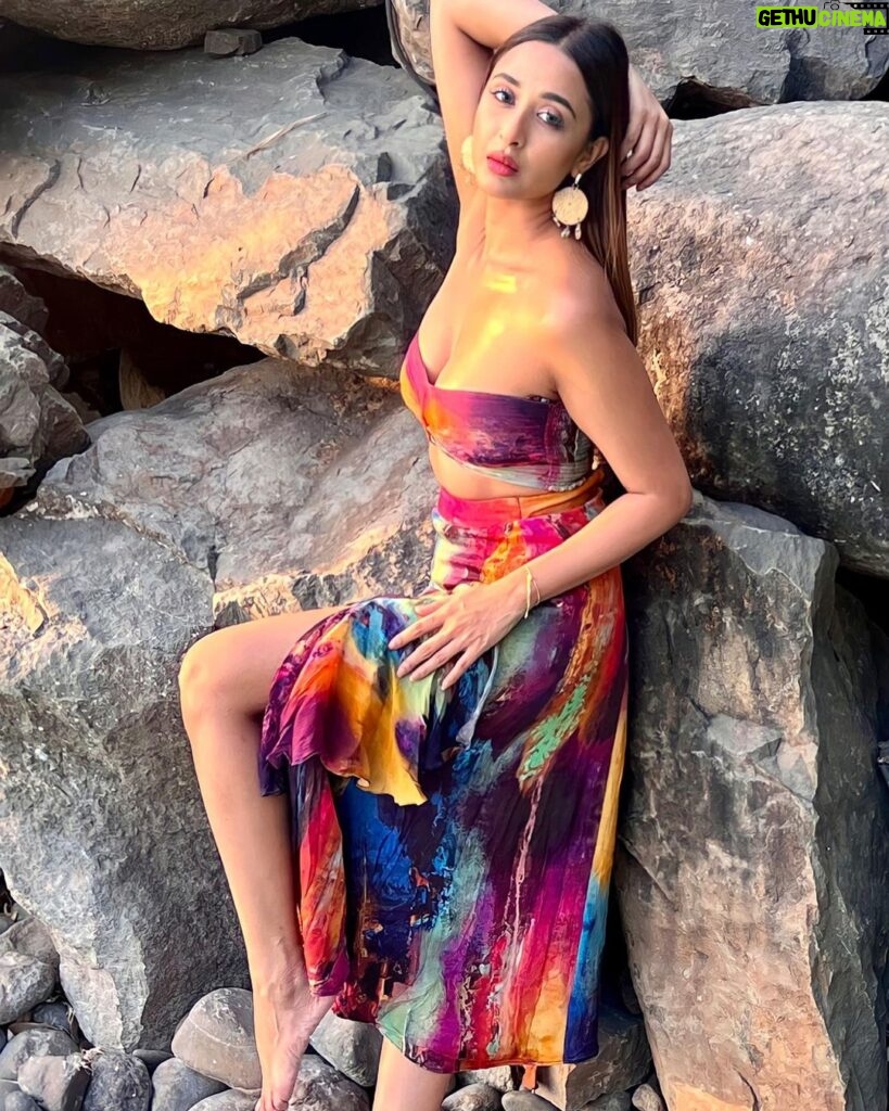 Ariah Agarwal Instagram - I couldn’t decide which picture should go first.. which is your favourite? ❤️🧡💛💜💚 Gorg outfit by @juju.pret Clicked by @nirali_manek . . . #ariahagarwal #jujupret #anchaviyoresort #summervibes #explorepage #colorgrading #colormelt #rainbow Anchaviyo