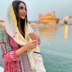 Ariah Agarwal Instagram - Sab thik hojayega 🙏🏼🧿 😇 . . . . #goldentemple #majestic #amritsar #punjab #ariahlove #ariahagarwal #blessed #grateful #thankyou Golden Temple