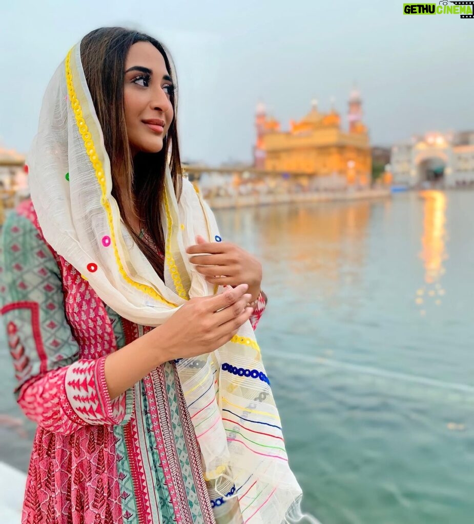 Ariah Agarwal Instagram - Sab thik hojayega 🙏🏼🧿 😇 . . . . #goldentemple #majestic #amritsar #punjab #ariahlove #ariahagarwal #blessed #grateful #thankyou Golden Temple