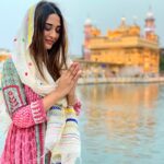 Ariah Agarwal Instagram - Sab thik hojayega 🙏🏼🧿 😇 . . . . #goldentemple #majestic #amritsar #punjab #ariahlove #ariahagarwal #blessed #grateful #thankyou Golden Temple