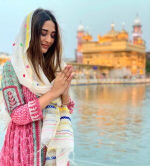 Ariah Agarwal Instagram - Sab thik hojayega 🙏🏼🧿 😇
.
.
.
.
#goldentemple #majestic #amritsar #punjab  #ariahlove #ariahagarwal #blessed #grateful #thankyou