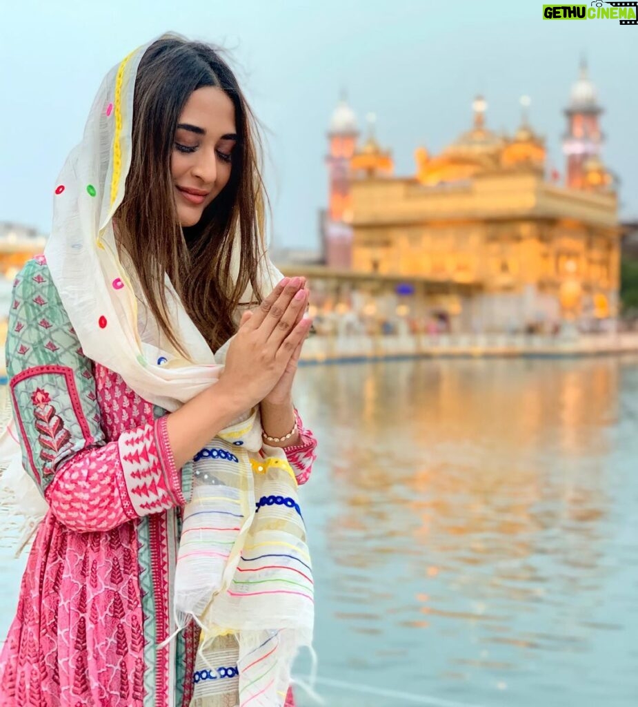 Ariah Agarwal Instagram - Sab thik hojayega 🙏🏼🧿 😇 . . . . #goldentemple #majestic #amritsar #punjab #ariahlove #ariahagarwal #blessed #grateful #thankyou Golden Temple