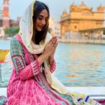Ariah Agarwal Instagram - Sab thik hojayega 🙏🏼🧿 😇 . . . . #goldentemple #majestic #amritsar #punjab #ariahlove #ariahagarwal #blessed #grateful #thankyou Golden Temple