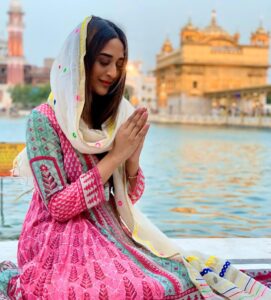 Ariah Agarwal Instagram - Sab thik hojayega 🙏🏼🧿 😇 . . . . #goldentemple #majestic #amritsar #punjab #ariahlove #ariahagarwal #blessed #grateful #thankyou Golden Temple
