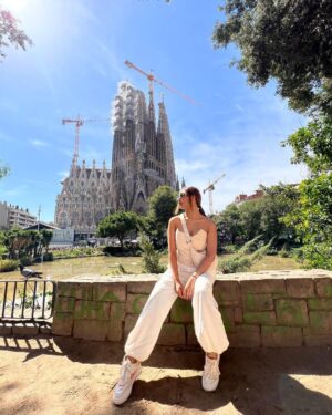 Ariah Agarwal Instagram - Thank Gaudi! I’m in Barcelona! 🇪🇸🌼☀️
.
.
.
#sagradafamilia #casabatllo #barcelona #spain