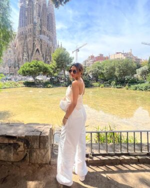 Ariah Agarwal Instagram - Thank Gaudi! I’m in Barcelona! 🇪🇸🌼☀️
.
.
.
#sagradafamilia #casabatllo #barcelona #spain