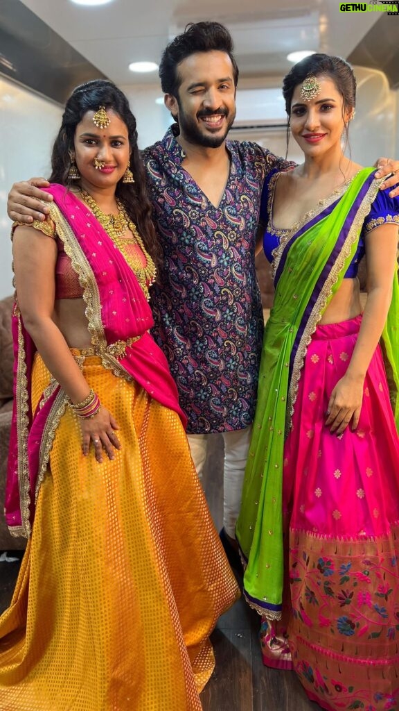 Ariyana Glory Instagram - The SRK fever just got to us 🥰🥰 & it continues to spread like wildfire ❤️ Love you @iamsrk 🫶🏼 #jawan #srk @ariyanaglory @ashu_uuu @anchorravi_offl #anchorravi #dance #ramayyavasthavayya