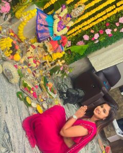 Ariyana Glory Instagram - #varalakshmivratham🙏 , Devuda Oo Manchi Devuda Blessing full ga ivvandi 😍 Tq @amardeep_chowdary & @_tejaswini_gowda_official For inviting 😘 Saree by @firoz_design_studio Manikonda