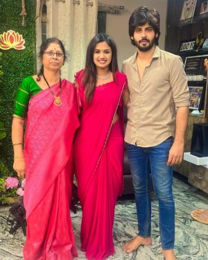 Ariyana Glory Instagram - #varalakshmivratham🙏 , Devuda Oo Manchi Devuda Blessing full ga ivvandi 😍 

Tq @amardeep_chowdary & @_tejaswini_gowda_official For inviting 😘

Saree by @firoz_design_studio