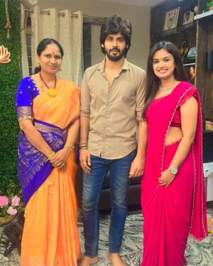 Ariyana Glory Instagram - #varalakshmivratham🙏 , Devuda Oo Manchi Devuda Blessing full ga ivvandi 😍 

Tq @amardeep_chowdary & @_tejaswini_gowda_official For inviting 😘

Saree by @firoz_design_studio