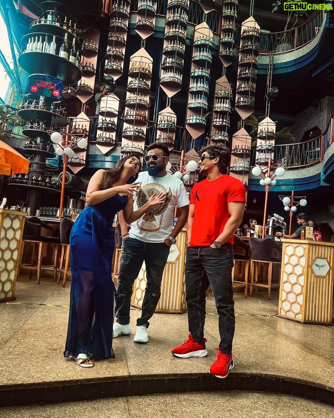 Ariyana Glory Instagram - Melbourne to Hyderabad ♥️ Good times and good vibes 🎉 Tiger @ajay.mysore_ anna 🔥