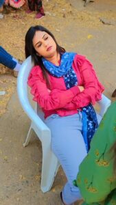 Ariyana Glory Instagram - That was really a bad prank 👎 @aqsa0778 🤣 Prank on set
