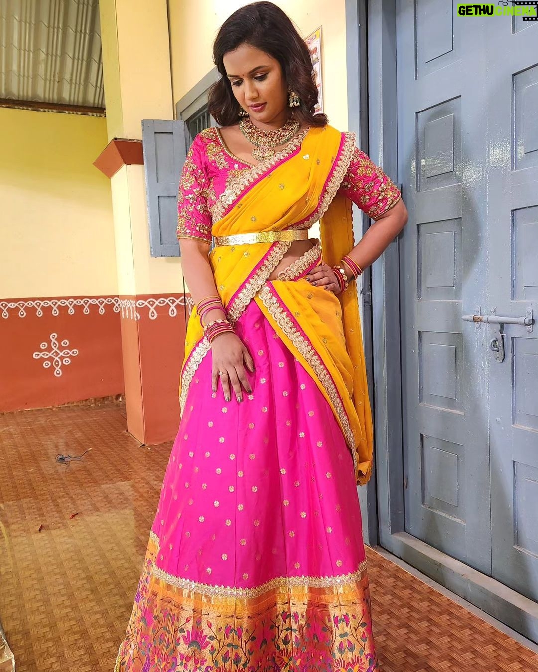 Ariyana Glory Instagram - Every day is a new beginning. Treat it that way. Stay away from what might have been, and look at what can be." “Never underestimate the power you have to take your life in a new direction.” Happy Dasara 🤗 Costume @firoz_design_studio Styling @harinireddym