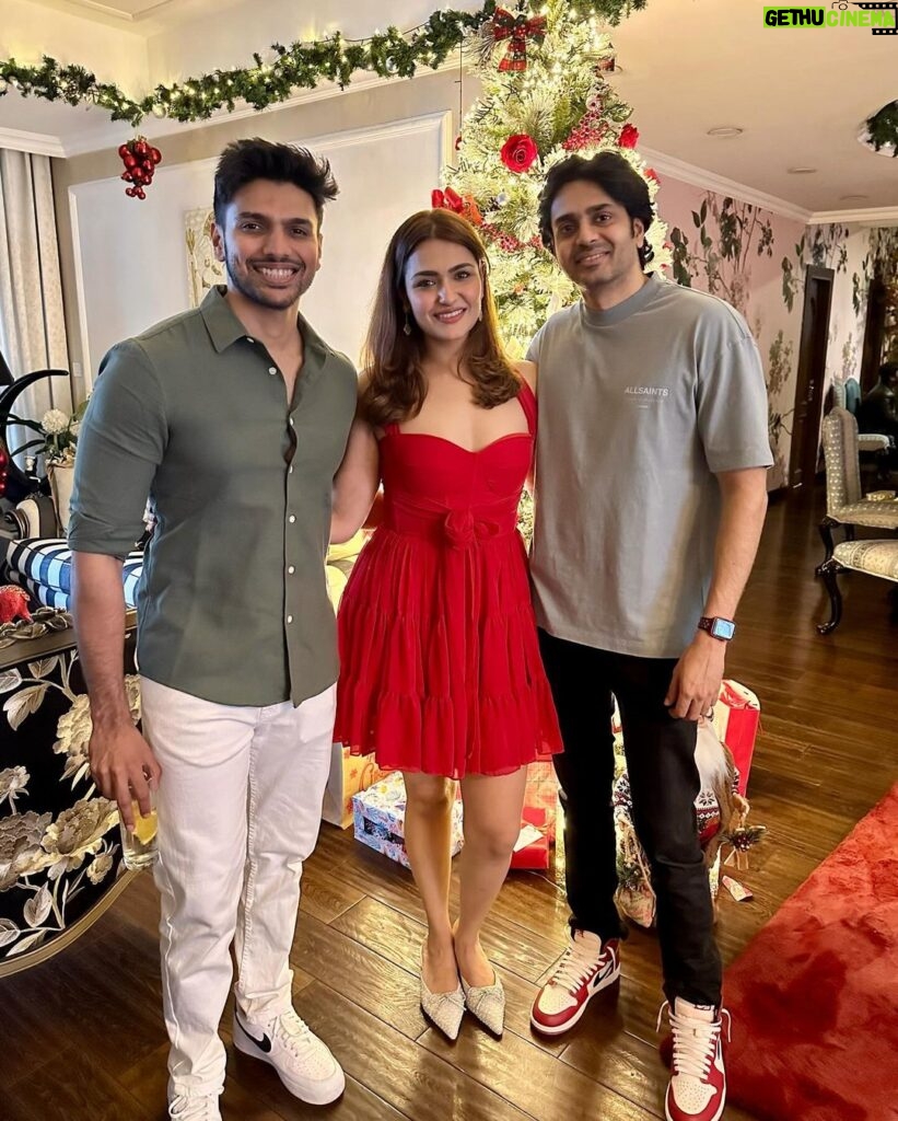 Arthi Venkatesh Instagram - 🥂 to the best time of the year 🎄