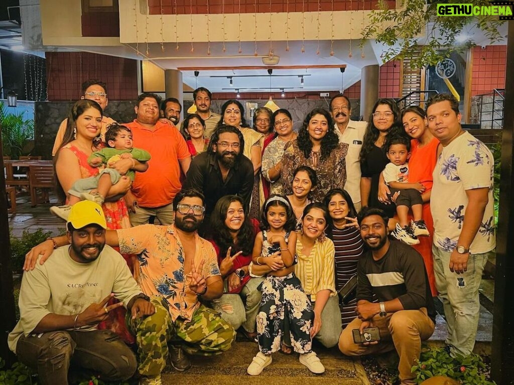 Arya Instagram - Mandatory Family pic after the birthday bash at @lanterngrove_tvm The people who r always close n deep inside my heart.. though missed @greeshma_somarajan @nithinnair_s achu kutty @theoneandonlyvichu @unnilenin n few more… #birthday #birthdayparty #family #love #strongertogether🇺🇸
