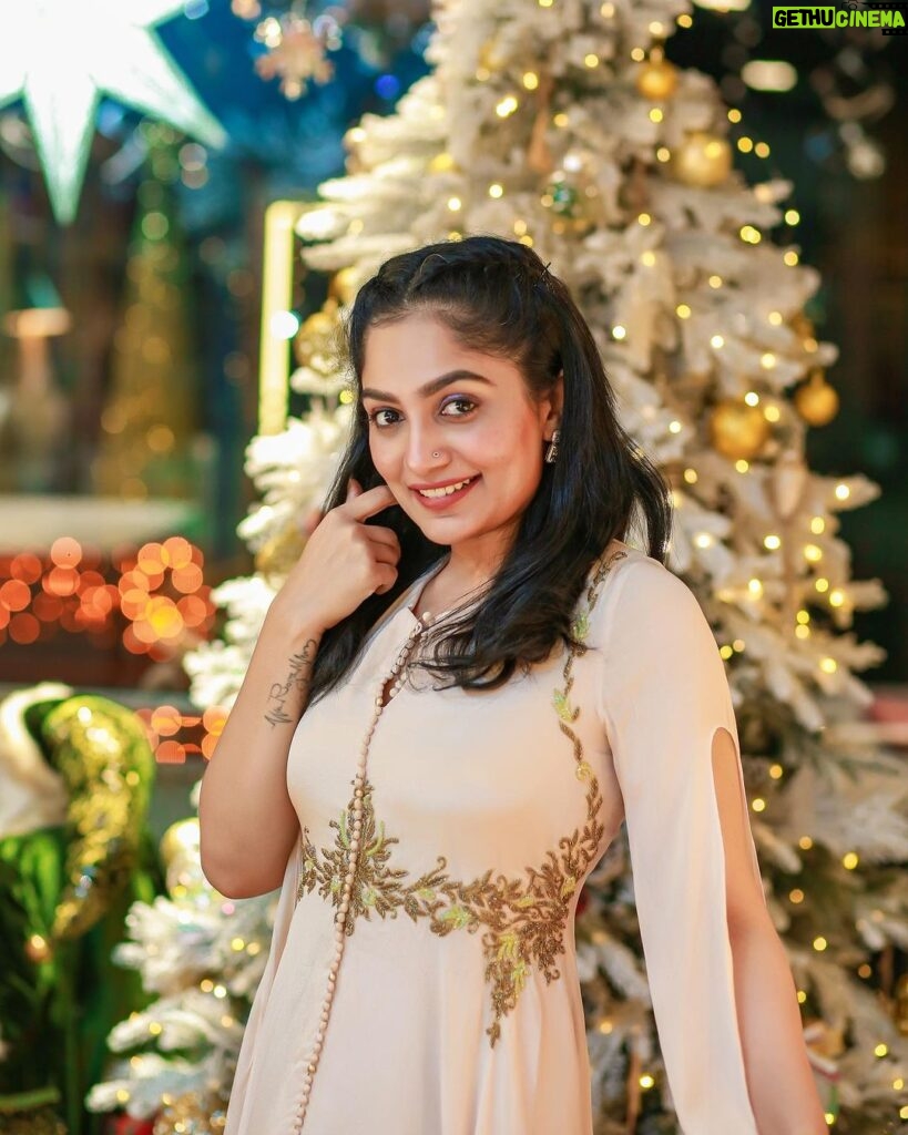 Arya Instagram - Merry Christmas everyone 🎄❤️ Pc @pranavraaaj Costume @trose_by_isabella Styling @sabarinathk_ Hair and MUA @vikramanvijitha #christmas #2023