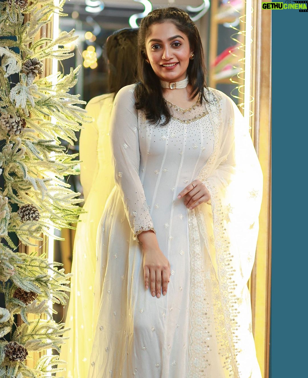 Arya Instagram - The pre Christmas photo dump… Pc my chakkara @pranavraaaj Costume @alankaraboutique Styling @sabarinathk_ Hair and MUA @vikramanvijitha Jewelry @seeruscollections #favtimeoftheyear #allwhite #christmas #2023