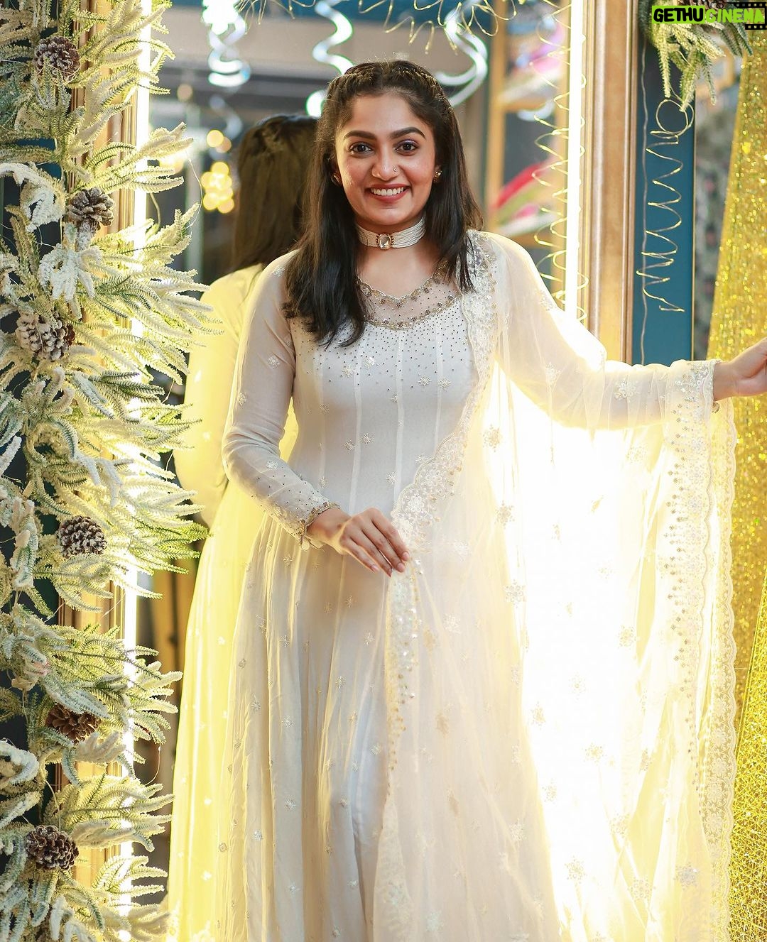 Arya Instagram - The pre Christmas photo dump… Pc my chakkara @pranavraaaj Costume @alankaraboutique Styling @sabarinathk_ Hair and MUA @vikramanvijitha Jewelry @seeruscollections #favtimeoftheyear #allwhite #christmas #2023