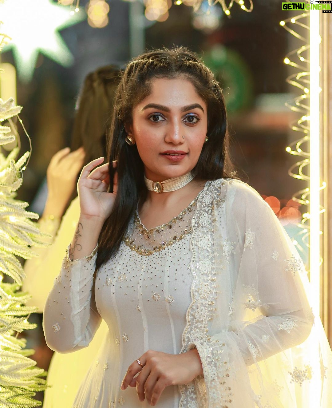 Arya Instagram - The pre Christmas photo dump… Pc my chakkara @pranavraaaj Costume @alankaraboutique Styling @sabarinathk_ Hair and MUA @vikramanvijitha Jewelry @seeruscollections #favtimeoftheyear #allwhite #christmas #2023