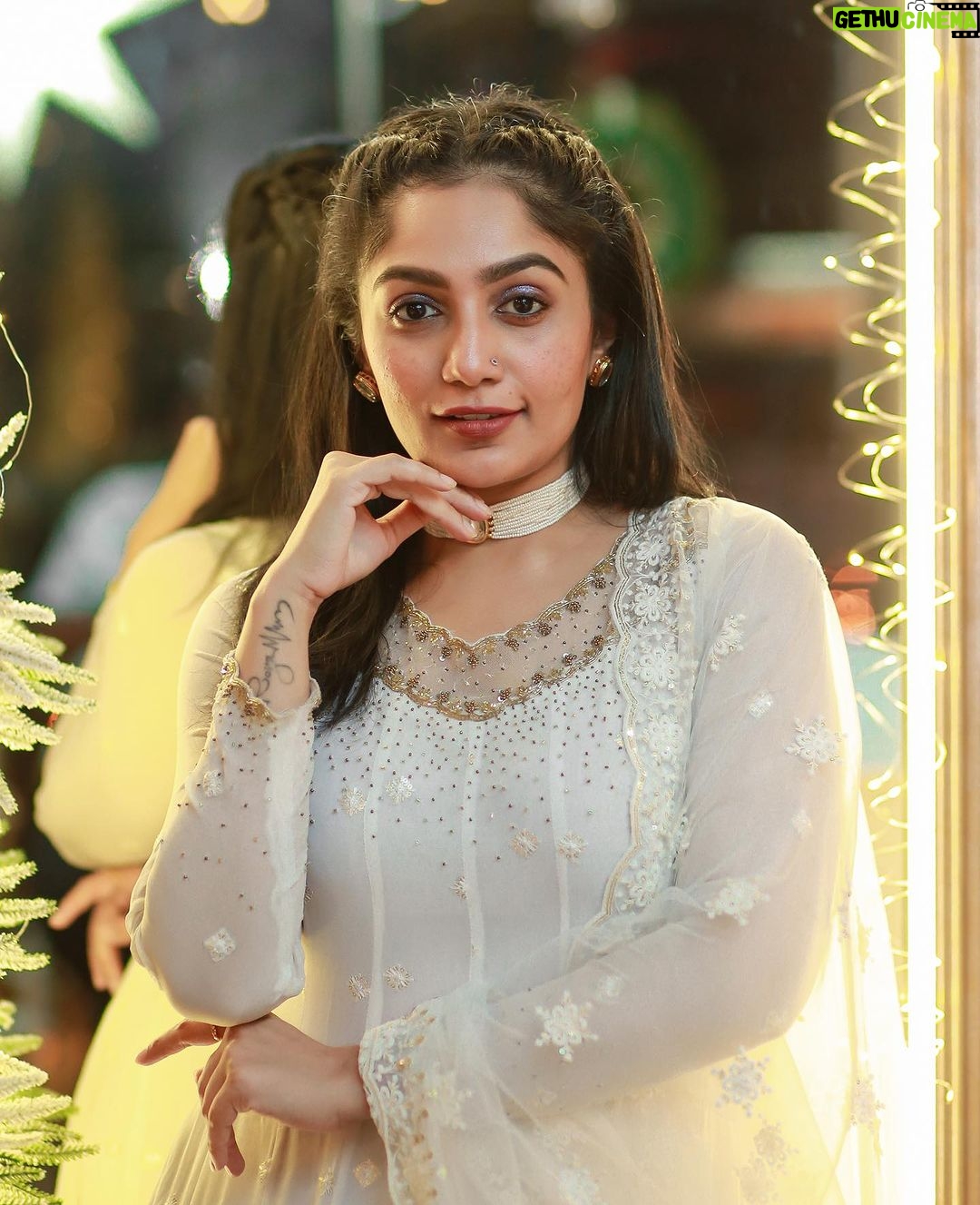 Arya Instagram - The pre Christmas photo dump… Pc my chakkara @pranavraaaj Costume @alankaraboutique Styling @sabarinathk_ Hair and MUA @vikramanvijitha Jewelry @seeruscollections #favtimeoftheyear #allwhite #christmas #2023