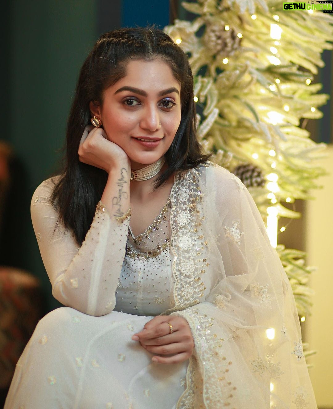 Arya Instagram - The pre Christmas photo dump… Pc my chakkara @pranavraaaj Costume @alankaraboutique Styling @sabarinathk_ Hair and MUA @vikramanvijitha Jewelry @seeruscollections #favtimeoftheyear #allwhite #christmas #2023