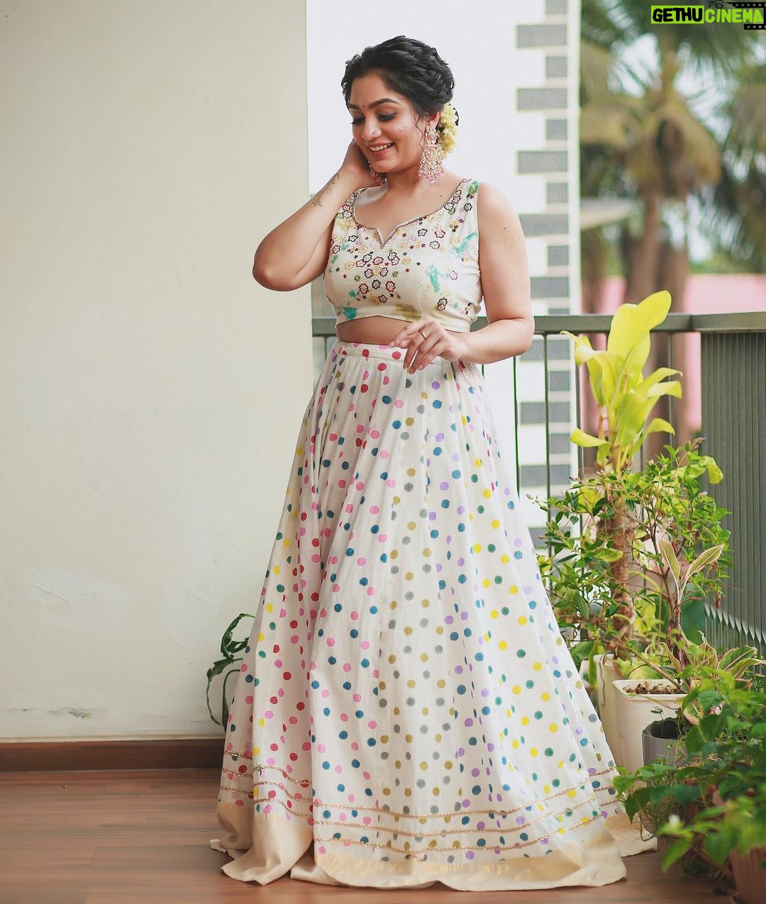 Arya Instagram - പുള്ളിപ്പാവാടകാരി 🥶🩷 Costume @byhand.in Styling @sabarinathk_ MUA @vikramanvijitha Hair @chan_aneesh Pc by my baby @pranavraaaj #dressup #makeup #worklife #lovemylife #polka #tradition #ethinicwear