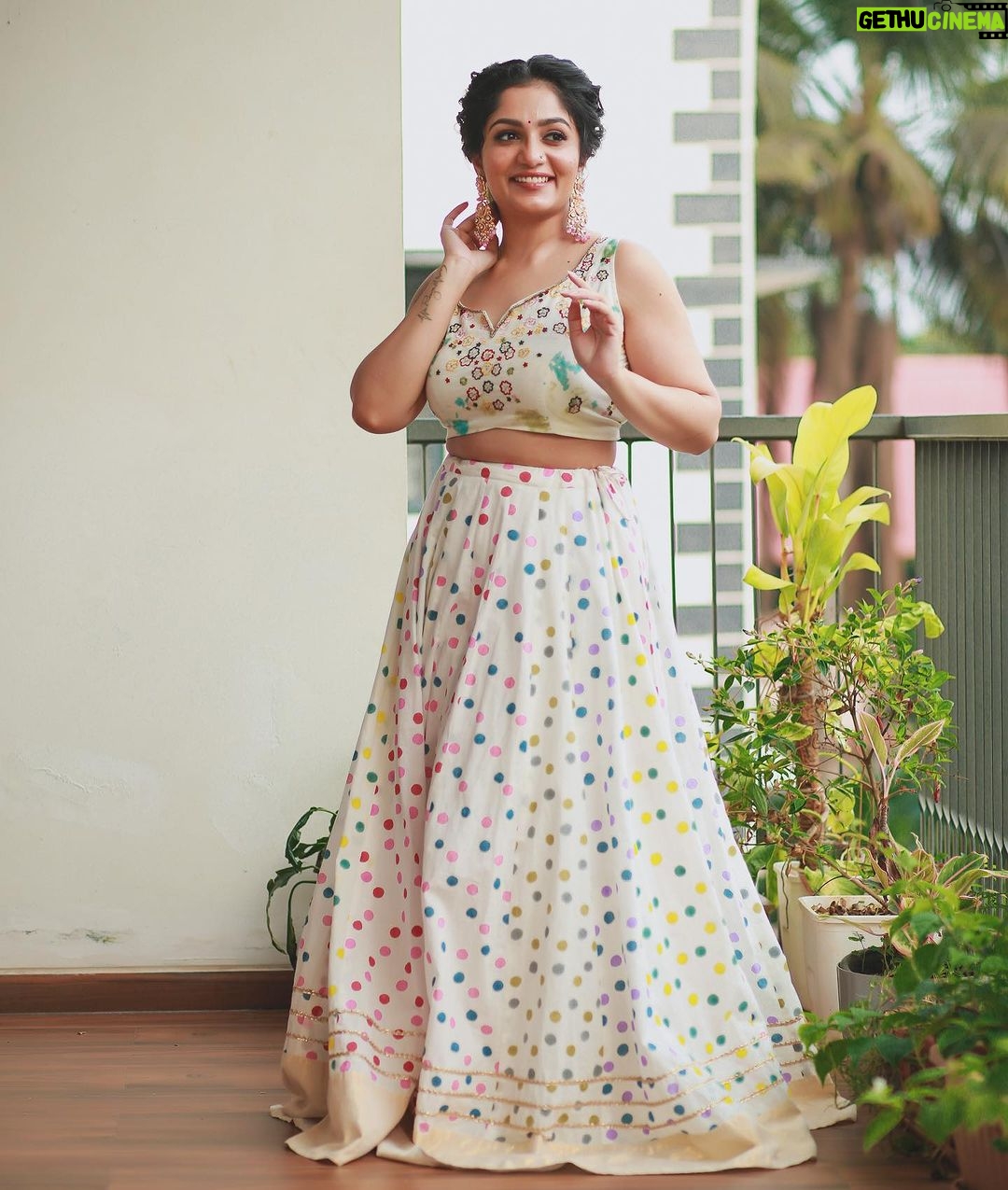 Arya Instagram - പുള്ളിപ്പാവാടകാരി 🥶🩷 Costume @byhand.in Styling @sabarinathk_ MUA @vikramanvijitha Hair @chan_aneesh Pc by my baby @pranavraaaj #dressup #makeup #worklife #lovemylife #polka #tradition #ethinicwear
