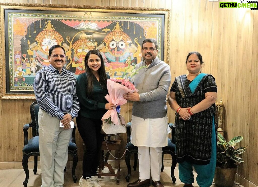 Aseema Panda Instagram - Privileged to have the opportunity of delightful meeting, with the Honourable Minister of Education and SD&E Shri Dharmendra Pradhan & his Family at his official residence in New Delhi. Had some beautiful conversations over various aspects and prospects & realised his vibrant vision for India , especially for Odisha in his eyes. Obliged for t warmth and blessings... 🙏