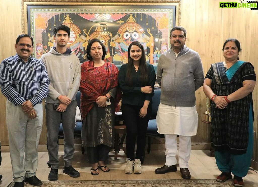 Aseema Panda Instagram - Privileged to have the opportunity of delightful meeting, with the Honourable Minister of Education and SD&E Shri Dharmendra Pradhan & his Family at his official residence in New Delhi. Had some beautiful conversations over various aspects and prospects & realised his vibrant vision for India , especially for Odisha in his eyes. Obliged for t warmth and blessings... 🙏