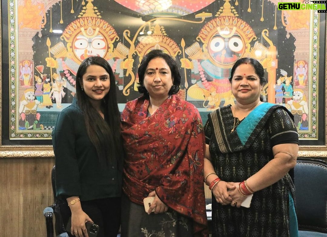 Aseema Panda Instagram - Privileged to have the opportunity of delightful meeting, with the Honourable Minister of Education and SD&E Shri Dharmendra Pradhan & his Family at his official residence in New Delhi. Had some beautiful conversations over various aspects and prospects & realised his vibrant vision for India , especially for Odisha in his eyes. Obliged for t warmth and blessings... 🙏
