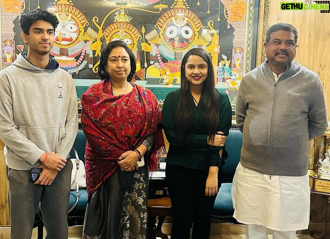 Aseema Panda Instagram - Privileged to have the opportunity of delightful meeting, with the Honourable Minister of Education and SD&E Shri Dharmendra Pradhan & his Family at his official residence in New Delhi. Had some beautiful conversations over various aspects and prospects & realised his vibrant vision for India , especially for Odisha in his eyes. Obliged for t warmth and blessings... 🙏