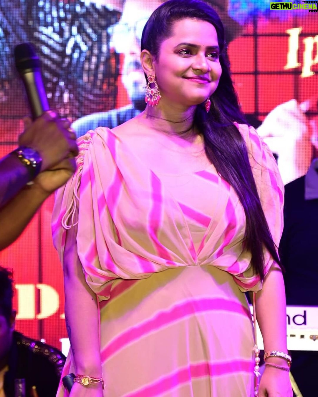 Aseema Panda Instagram - Can anyone help to caption my moods here ? 😌🙃