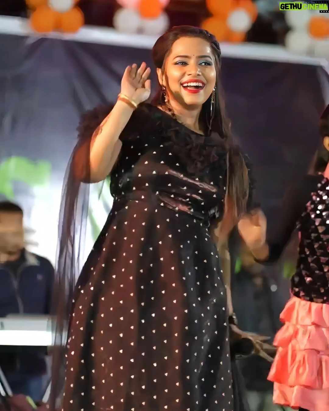 Aseema Panda Instagram - 🖤🫶🏻🥰 (@aseema_panda mam😍) #aseemapanda #aseema_panda #singer #odiasinger #stageshow #post #instagram #odisha #india