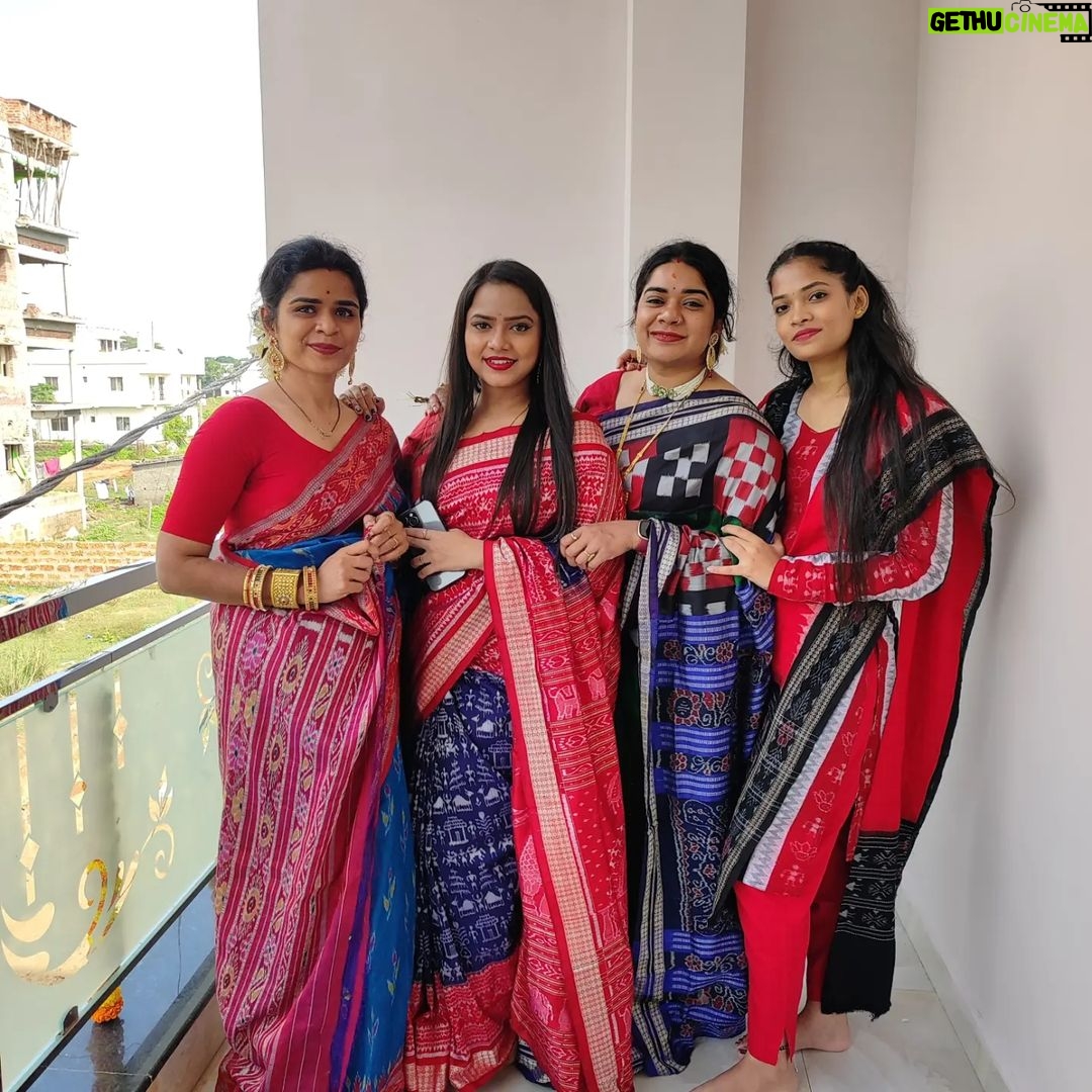Aseema Panda Instagram - Happiness is sister timeπ₯° with @lipsa6163 @purbasmishra @aseema_panda ππππ.