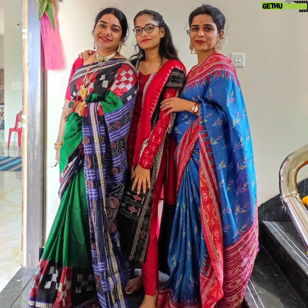 Aseema Panda Instagram - Happiness is sister timeπ₯° with @lipsa6163 @purbasmishra @aseema_panda ππππ.
