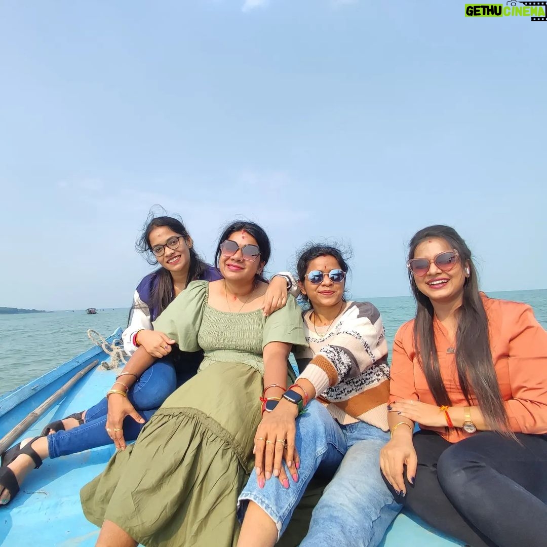 Aseema Panda Instagram - Happiness is sister timeπ₯° with @lipsa6163 @purbasmishra @aseema_panda ππππ.