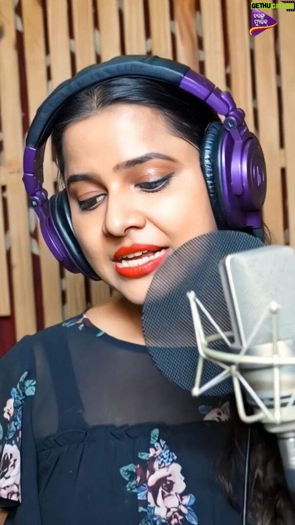 Aseema Panda Instagram - " ମୁଇଁ କୁଆଁରା ତୁଇ କୁଆଁରୀ "‌ listen to this beautiful song is out on Yt/@tarangmusicodisha in the voice of @humanesagar_official Bhai n our sweet Di @aseema_panda with the wonderful compositions of @mohantyanup459 So beautifully Penned by Ramchandra Nag.Do check out this one n enjoy 😍