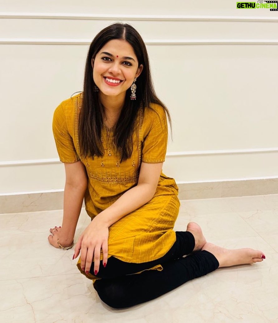 Asha Bhat Instagram - ನಿಮಗೂ, ನಿಮ್ಮ ಕುಟುಂಬಕ್ಕೂ ದಸರಾ ಹಬ್ಬದ ಶುಭಾಶಯಗಳು ❤️✨ #vijayadashami