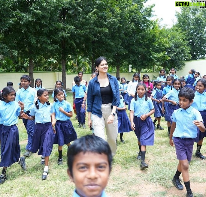 Asha Bhat Instagram - Children in some of the remotest villages in the country learn from passionate volunteer teachers, in their mother tongues, in eVidyaloka's Digital Classrooms. This is truly transformative. It is setting up the future for a number of children in these remote areas. All this is possible, with your contribution to the cause. I extend my invitation to you, to donate to eVidyaloka, so that many many more children may get quality education in the remotest places in India. Link in bio ❤️