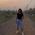 Ashima Narwal Instagram - Roads and paths often connect people! However, walking alone is one of the biggest strengths any human being can embody. Love 💕 Ashima #ashima #ashimanarwal #december #ashimanarwalsaree#tollywoodactress #kollywoodactress #ᴛᴏʟʟʏᴡᴏᴏᴅ #kolllywoodmovies #misssydney #misselegance #winterstyle ##rohtakcity #goldenhair #winterdiaries #ig_india #ig_channai #ig_banglore #ig_mumbai #wintersofindia #journeys #journeyindia #indiansunsets #dusk #roadsofindia Rohtak - The Heart of Haryana