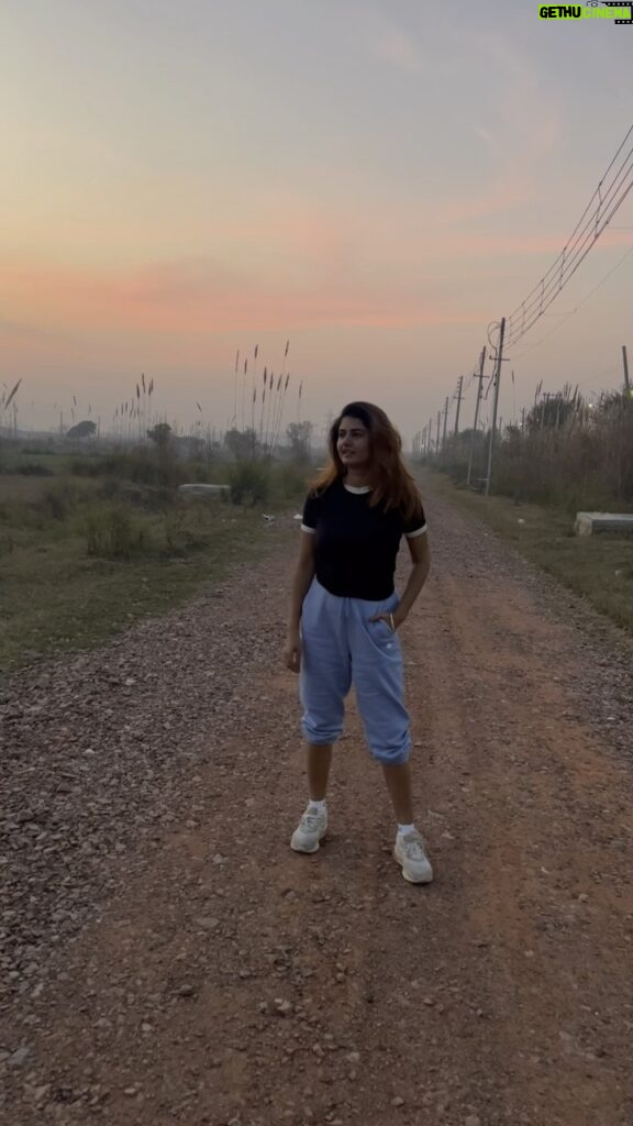 Ashima Narwal Instagram - Roads and paths often connect people! However, walking alone is one of the biggest strengths any human being can embody. Love 💕 Ashima #ashima #ashimanarwal #december #ashimanarwalsaree#tollywoodactress #kollywoodactress #ᴛᴏʟʟʏᴡᴏᴏᴅ #kolllywoodmovies #misssydney #misselegance #winterstyle ##rohtakcity #goldenhair #winterdiaries #ig_india #ig_channai #ig_banglore #ig_mumbai #wintersofindia #journeys #journeyindia #indiansunsets #dusk #roadsofindia Rohtak - The Heart of Haryana
