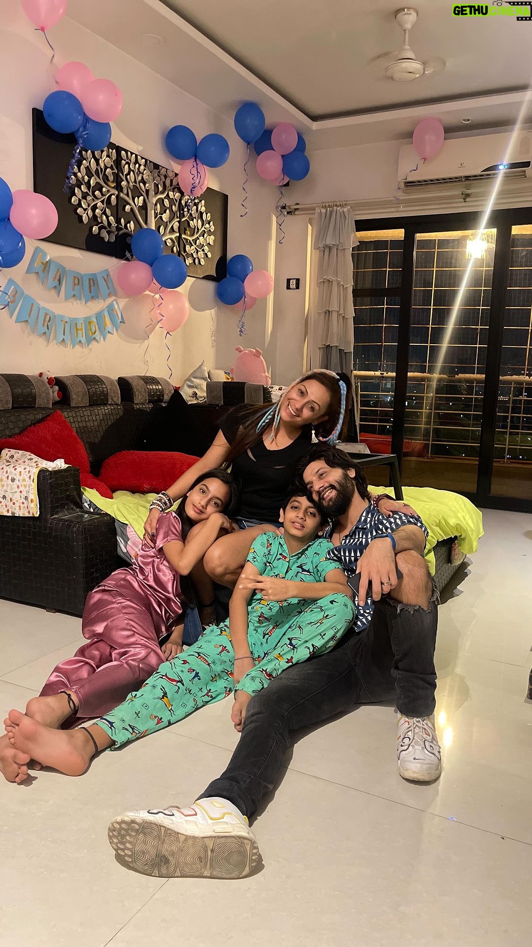 Ashita Dhawan Instagram - The 4G clan version of The Animal๐๐
๐น #the4Gclan #Gulabaniclan #family #fun #animal