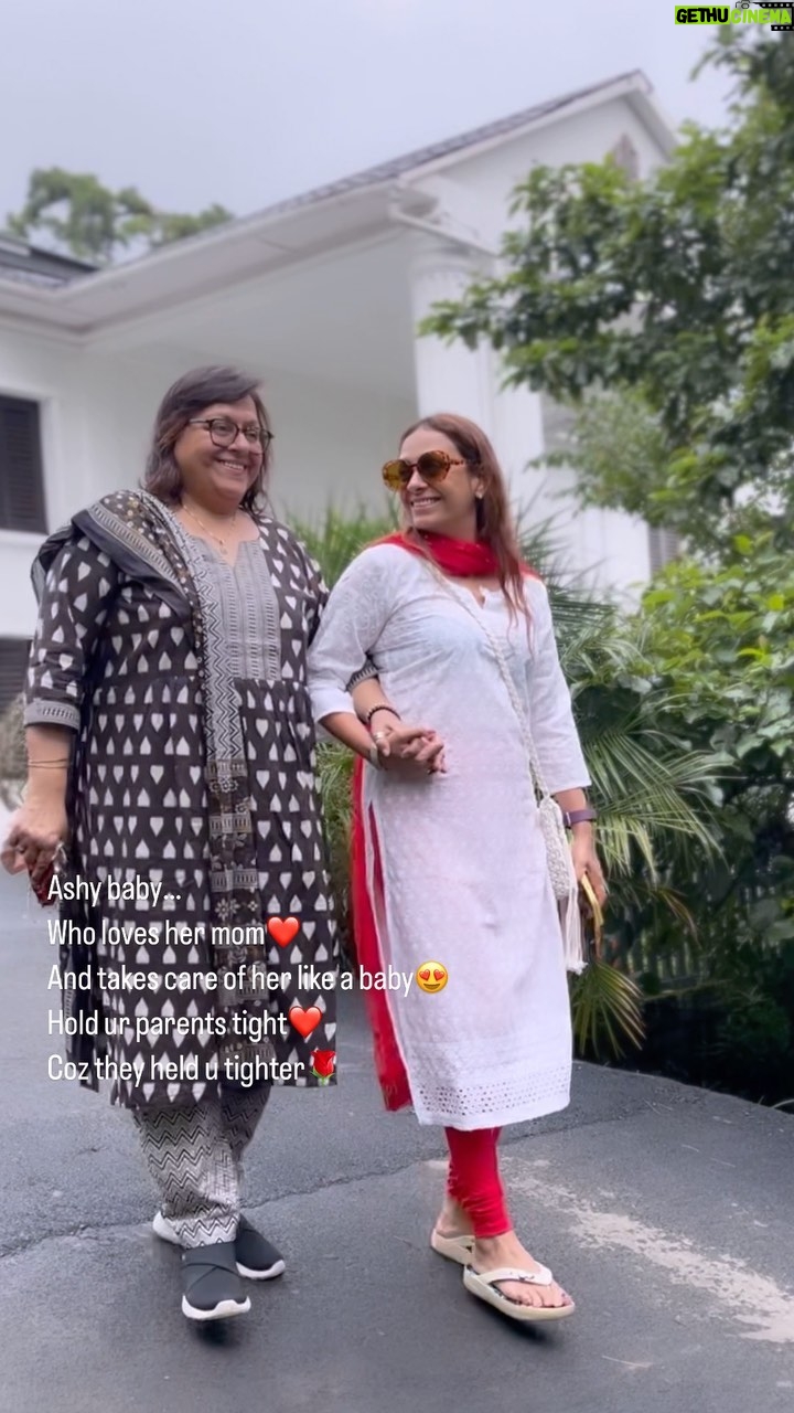 Ashita Dhawan Instagram - I love u Ma❤️ All I can do is,Try to Love you more than u love me❤️ . . #ashitadhawan #dabbangdhawan #merimaa #motherdaughter #unconditionallove #unconditional