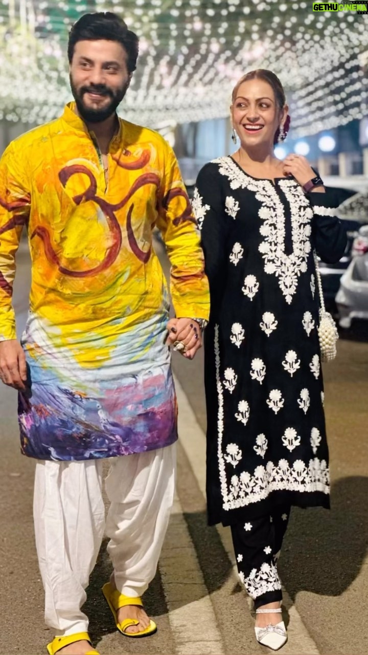 Ashita Dhawan Instagram - Just Married almost Fourteen years ago🌹🫶 . . Beautiful pearl sling bag by @fashionawazibymehak . . #husbandandwife #manandwoman #friendsforever #partnerincrime #ash&sash #saileshgulabani #ashitadhawan #dhawanandonly #dhawanswhoarehappy #dabbangdhawan #reel