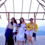 Ashita Dhawan Instagram - The 3 Mountain Lovers💛🤍💛 . . #girlstrip #foresthillstala #foresthills #dancing #dancingqueen #artist #actorslife #actor #creator #influencer #vlogger #aditishetty #ashitadhawan #dabbangdhawan #meenupanchal #friends #nature #naturelovers Forest Hills at Tala