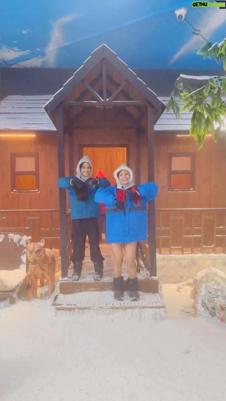 Ashita Dhawan Instagram - Itβs beginning to look a lot like Christmas ππ§βπ . . #meandminime #meandmine #motherdaughter #christmas #vibe #christmastime #ashitadhawan #dabbangdhawan #dhawanandonly #dhawanswhoarehappy #reel #instagram