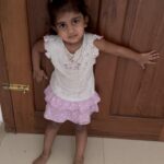 Aswathy Sreekanth Instagram - പദ്മ കുഞ്ഞായിരിക്കുമ്പോൾ ഒളിച്ചും പാത്തുമാണ് വീട്ടിൽ നിന്ന് ഞാൻ പുറത്തു കടന്നിരുന്നത്. കണ്ടാൽ നിലവിളിക്കുമെന്ന് ഉറപ്പാണ്. അത് കണ്ടിട്ട് പോകാൻ എനിക്കും സങ്കടമാണ്, മാനേജ് ചെയ്യാൻ വീട്ടിൽ ഉള്ളവർക്കും ബുദ്ധിമുട്ടാണ്. അതുകൊണ്ട് പോകാൻ ഒരുങ്ങുമ്പോഴേ ആരെങ്കിലും അവളെ എന്റെ അടുത്ത് നിന്ന് മറ്റും. സത്യത്തിൽ അത് കുഞ്ഞിന്റെ ഇൻസെക്യൂരിറ്റി കൂട്ടിയതേയുള്ളൂ. പിന്നെ എന്നെ കാണുമ്പോൾ അവൾ കൂടുതൽ വഴക്കാളിയായി. അടുത്ത് നിന്ന് മാറിയാലോ ഉറങ്ങിപ്പോയാലോ അമ്മ പൊയ്ക്കളയുമെന്ന് പേടിച്ചവൾ കൂടുതൽ കൂടുതൽ ഒട്ടിപ്പിടിച്ചു. അത് കൊണ്ട് രണ്ടാമത്തവൾ വന്നപ്പോൾ സ്ട്രാറ്റജി മാറ്റി. പോകുമ്പോൾ പറഞ്ഞിട്ടേ പോകൂ. കരഞ്ഞാലും മുന്നിലൂടെ തന്നെ പോകും. തിരിച്ചു വരുമെന്ന് ഉറപ്പ് കൊടുക്കും. ഇപ്പോൾ ഞാൻ എവിടെ പോയാലും തിരിച്ചു വരുമെന്ന് അവൾക്ക് ‌ഉറപ്പാണ്. ഞാൻ വീട്ടിലുള്ളപ്പോഴും എന്റെ അടുത്ത് നിന്ന് മാറാൻ അവൾക്ക് വിശ്വാസക്കുറവില്ല. എന്നാൽ പത്തു വയസ്സുള്ള പദ്മ ഇപ്പോഴും കുളിക്കാൻ പോകുമ്പോൾ പോലും പറയും ‘അമ്മ ഞാൻ വന്നിട്ടേ പോകാവൊള്ളേ’ ന്ന്. So yes, the way we communicate really matters. And Trust is an extremely important part of feeling secure. This sense of trust lays the foundation for learning, social skills, adaptability, and emotional development ! Do share your experiences! Happy parenting 🥰 (That was the last day of my schedule, അതുകൊണ്ടാ ഇന്ന് മാത്രം ഒന്ന് പൊയ്ക്കോട്ടേ ന്ന് പറഞ്ഞത്)