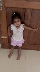 Aswathy Sreekanth Instagram - പദ്മ കുഞ്ഞായിരിക്കുമ്പോൾ ഒളിച്ചും പാത്തുമാണ് വീട്ടിൽ നിന്ന് ഞാൻ പുറത്തു കടന്നിരുന്നത്. കണ്ടാൽ നിലവിളിക്കുമെന്ന് ഉറപ്പാണ്. അത് കണ്ടിട്ട് പോകാൻ എനിക്കും സങ്കടമാണ്, മാനേജ് ചെയ്യാൻ വീട്ടിൽ ഉള്ളവർക്കും ബുദ്ധിമുട്ടാണ്. അതുകൊണ്ട് പോകാൻ ഒരുങ്ങുമ്പോഴേ ആരെങ്കിലും അവളെ എന്റെ അടുത്ത് നിന്ന് മറ്റും. സത്യത്തിൽ അത് കുഞ്ഞിന്റെ ഇൻസെക്യൂരിറ്റി കൂട്ടിയതേയുള്ളൂ. പിന്നെ എന്നെ കാണുമ്പോൾ അവൾ കൂടുതൽ വഴക്കാളിയായി. അടുത്ത് നിന്ന് മാറിയാലോ ഉറങ്ങിപ്പോയാലോ അമ്മ പൊയ്ക്കളയുമെന്ന് പേടിച്ചവൾ കൂടുതൽ കൂടുതൽ ഒട്ടിപ്പിടിച്ചു. അത് കൊണ്ട് രണ്ടാമത്തവൾ വന്നപ്പോൾ സ്ട്രാറ്റജി മാറ്റി. പോകുമ്പോൾ പറഞ്ഞിട്ടേ പോകൂ. കരഞ്ഞാലും മുന്നിലൂടെ തന്നെ പോകും. തിരിച്ചു വരുമെന്ന് ഉറപ്പ് കൊടുക്കും. ഇപ്പോൾ ഞാൻ എവിടെ പോയാലും തിരിച്ചു വരുമെന്ന് അവൾക്ക് ‌ഉറപ്പാണ്. ഞാൻ വീട്ടിലുള്ളപ്പോഴും എന്റെ അടുത്ത് നിന്ന് മാറാൻ അവൾക്ക് വിശ്വാസക്കുറവില്ല. എന്നാൽ പത്തു വയസ്സുള്ള പദ്മ ഇപ്പോഴും കുളിക്കാൻ പോകുമ്പോൾ പോലും പറയും ‘അമ്മ ഞാൻ വന്നിട്ടേ പോകാവൊള്ളേ’ ന്ന്. So yes, the way we communicate really matters. And Trust is an extremely important part of feeling secure. This sense of trust lays the foundation for learning, social skills, adaptability, and emotional development ! Do share your experiences! Happy parenting 🥰 (That was the last day of my schedule, അതുകൊണ്ടാ ഇന്ന് മാത്രം ഒന്ന് പൊയ്ക്കോട്ടേ ന്ന് പറഞ്ഞത്)