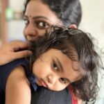 Aswathy Sreekanth Instagram - That ‘Amma pondaa’ mode ! And swipe to see what happens when Amma says ‘Ok, am not going anywhere’ 😁😁 #mommyguilt #wheremyheartmelts
