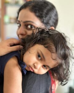 Aswathy Sreekanth Instagram - That ‘Amma pondaa’ mode ! And swipe to see what happens when Amma says ‘Ok, am not going anywhere’ 😁😁 #mommyguilt #wheremyheartmelts